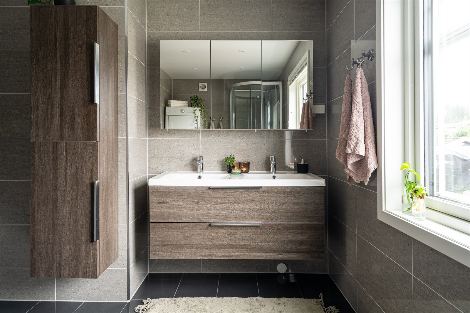 Moderne innredning, dusjkabinett, veggehengt toalett og opplegg for vaskesøyle. Galleribilde