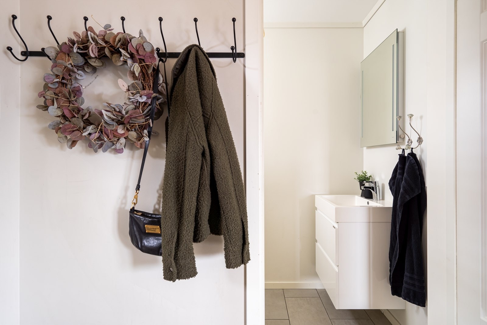 i tilknytning til entréen er det separat toalett. Galleribilde