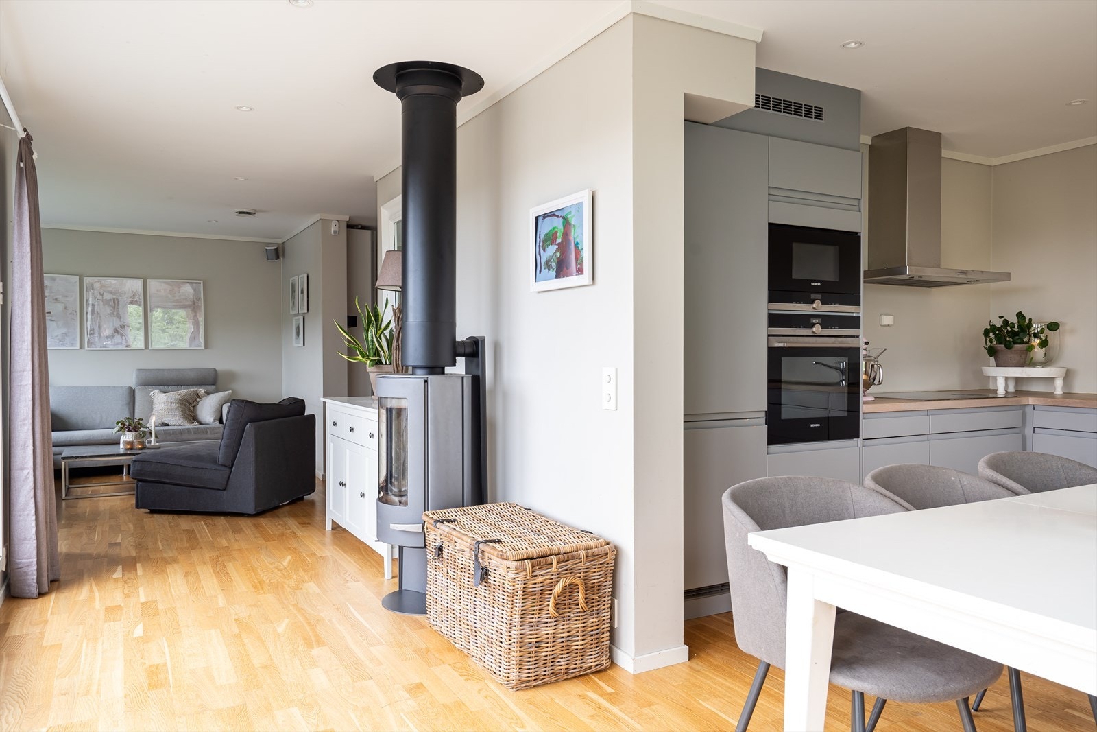 Her kan du fint møblere med både sofa- og spisegruppe. Rommet er også utstyrt med peisovn. Galleribilde