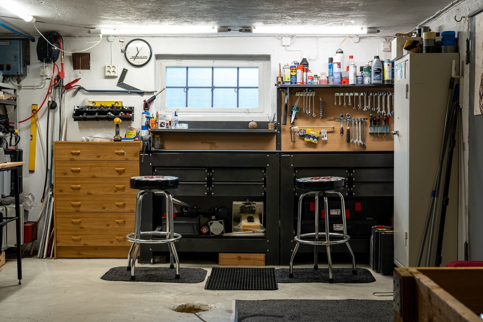 I kjelleren er det blant annet et verksted, fyrrom og hobbyrom med egen utgangsdør. Galleribilde