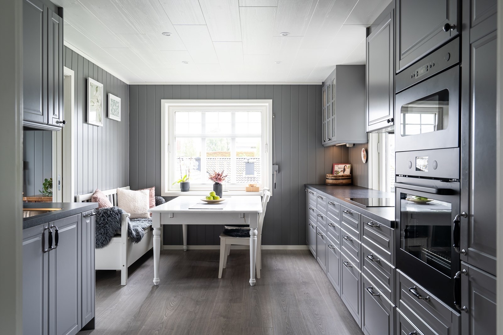 Integrerte hvitevarer med følger og det er også plass til spisebord ved vindu. Galleribilde