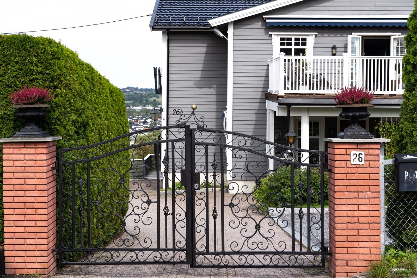 Hele eiendommen er skjermet og det er adkomst vi bort fra Øvre Rælings veg. Gårdsplassen er steinbelagt og det er rikelig med biloppstillingsplasser foran garasje og i carport. Galleribilde