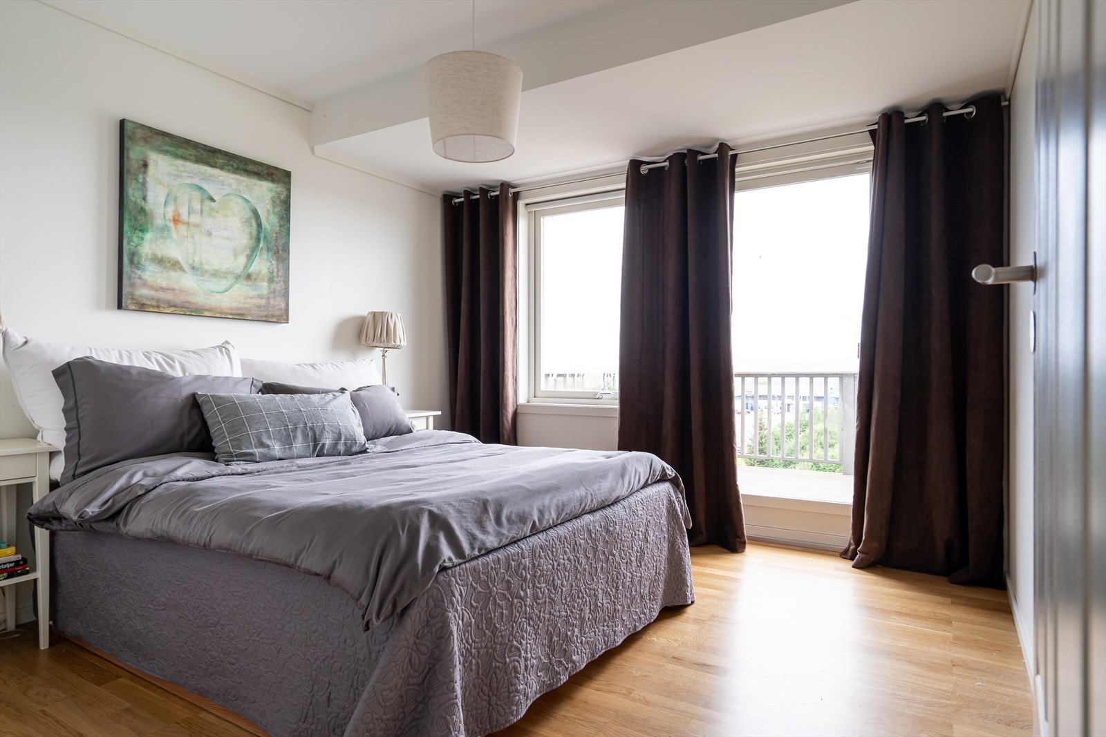 Hovedsoverommet er av god størrelse og har god plass til stor dobbeltsneg med tilhørende nattbord. Galleribilde