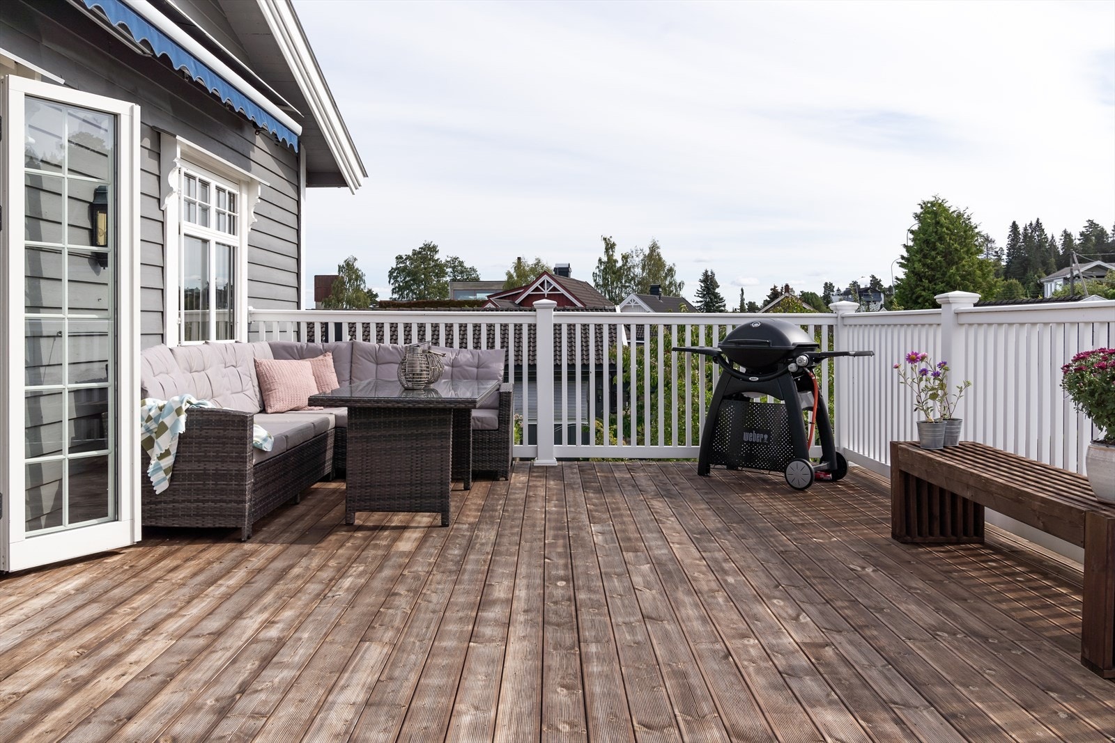 Leiligheten har egen terrasse på ca. 32 kvm. Her kan du fint møblere med flere sittegrupper, grill og beplantning. Terrassen kan også by på svært gode solforhold! Galleribilde