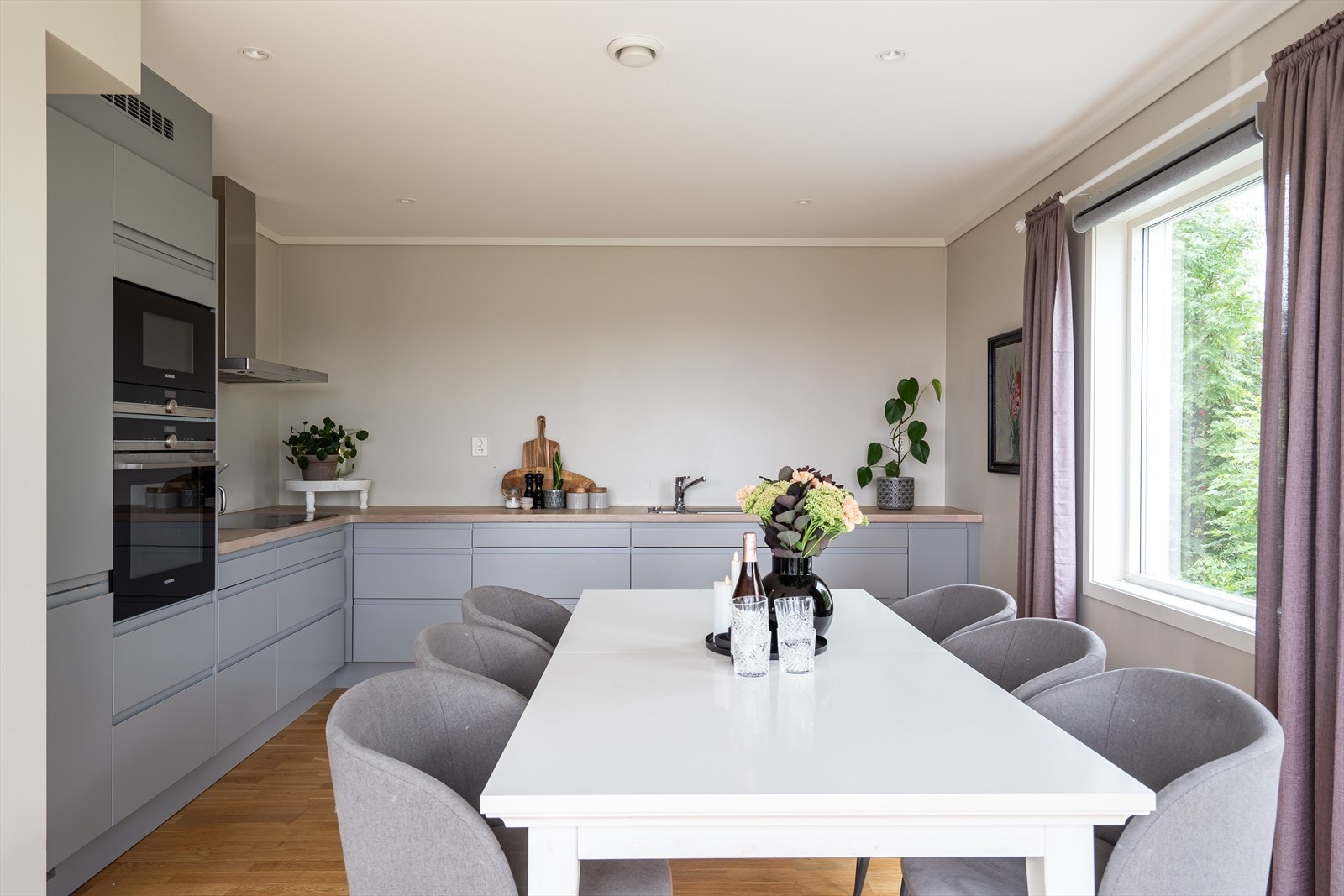 Det medfølger integrerte hvitevarer som stekeovn, mikro, platetopp, oppvaskmaskin og kjøl/frys. Galleribilde