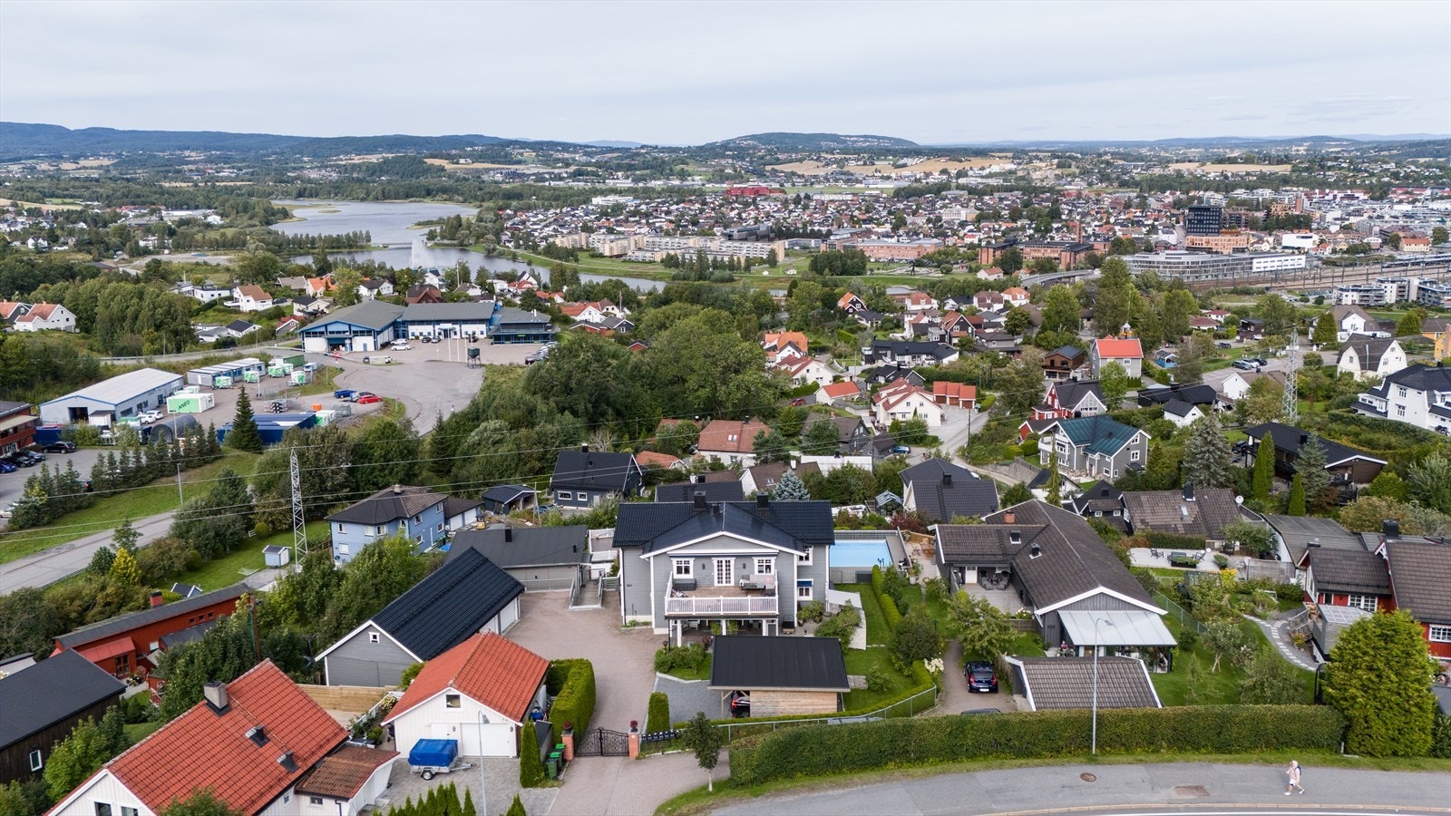 Eiendommen ligger flott til i terrenget med fantastisk utsikt over Lillestrøm! Galleribilde