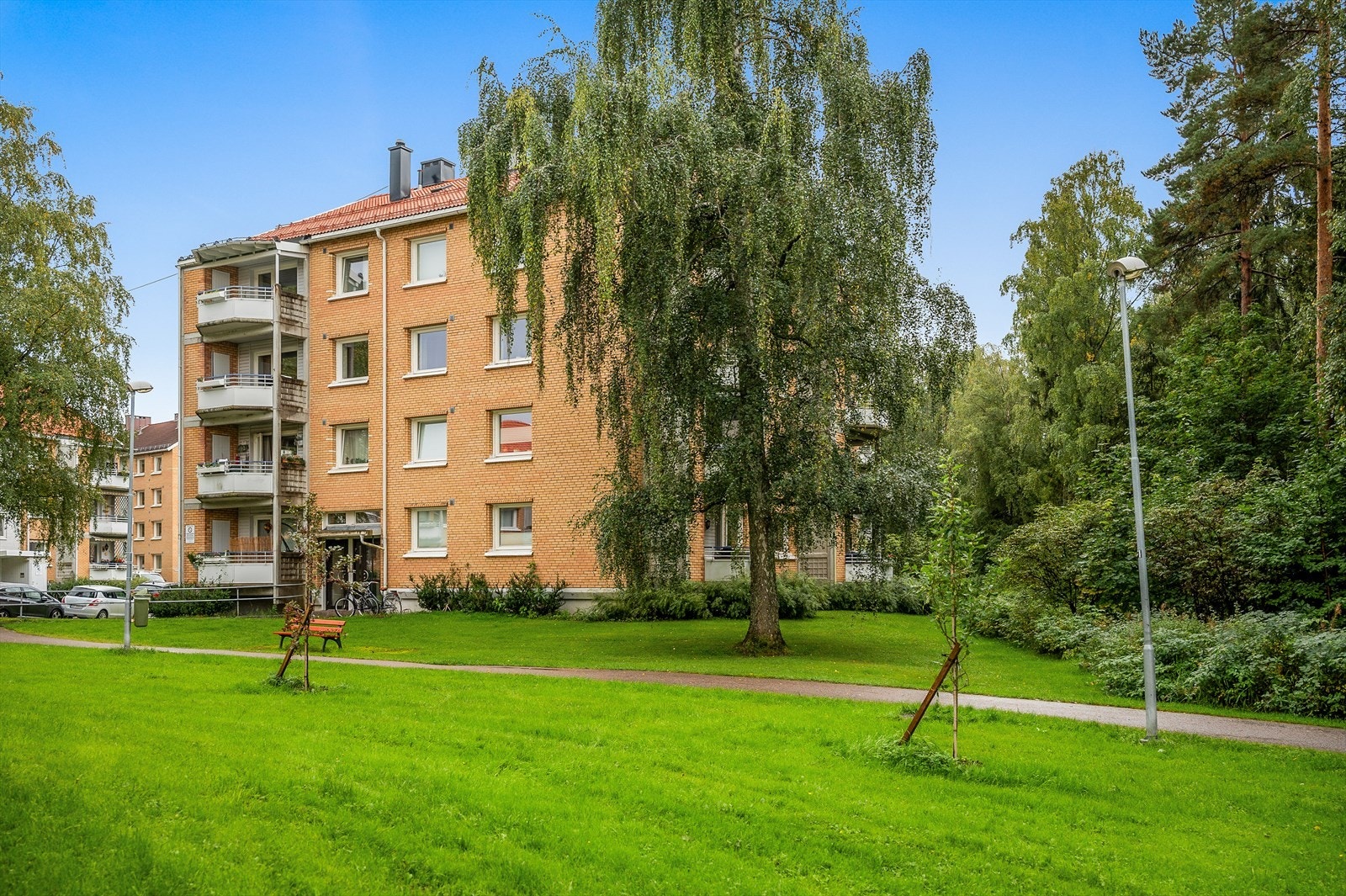 Pen fasade - leiligheten vender mot friarealer. Her har du tursti sommer- og vinter like utenfor døren. Galleribilde