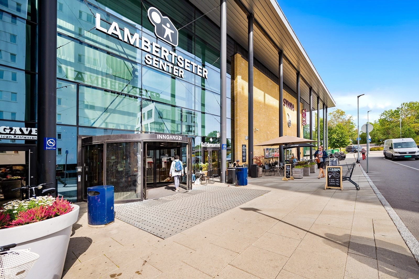 Lambertseter senter byr på gode shoppingmuligheter, cafeer og restauranter. Galleribilde