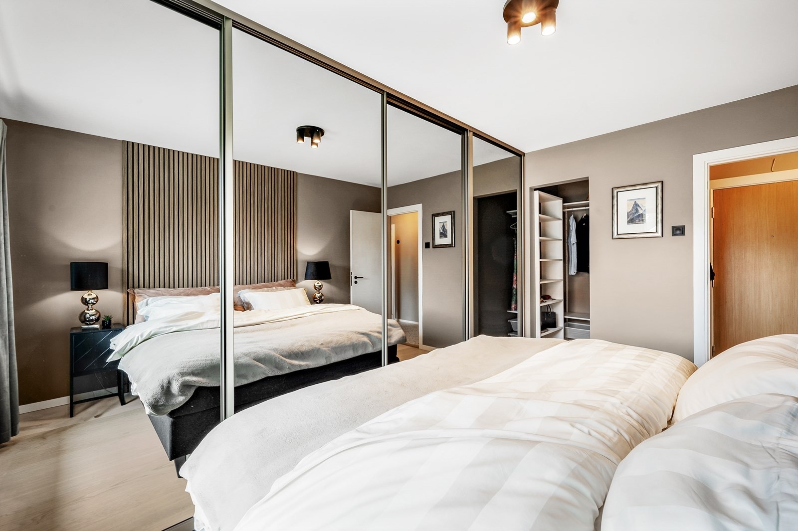 Du har plass til dobbeltseng og nattbord på begge sider. Det er også walk-in garderobe i tilknytning til soverommet. Galleribilde