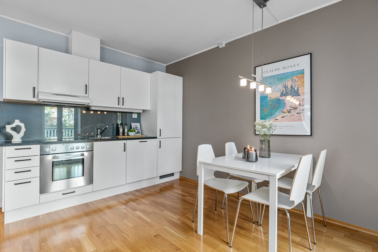 Kjøkkeninnredning med plane fronter og laminert benkeplate. Galleribilde