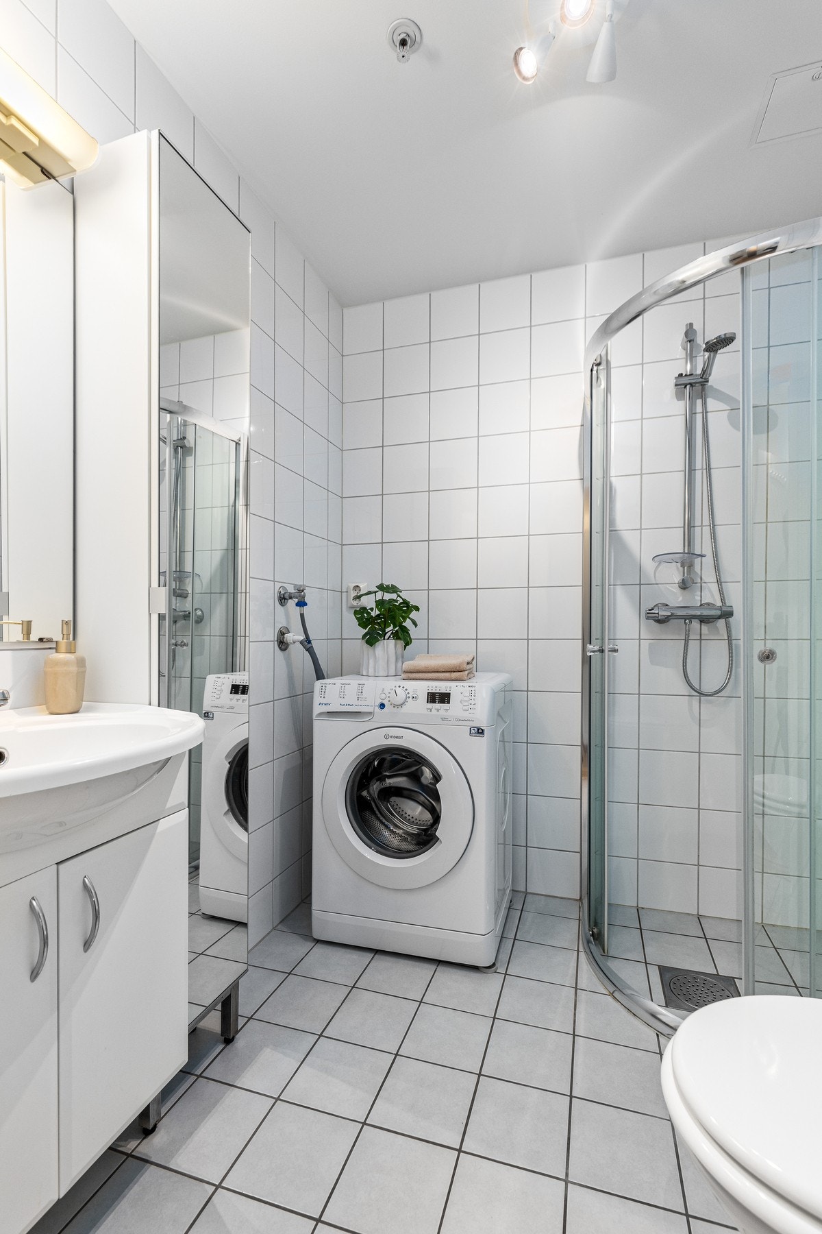 Her det innredet eget dusjhjørne samt opplegg for vaskemaskin. Galleribilde