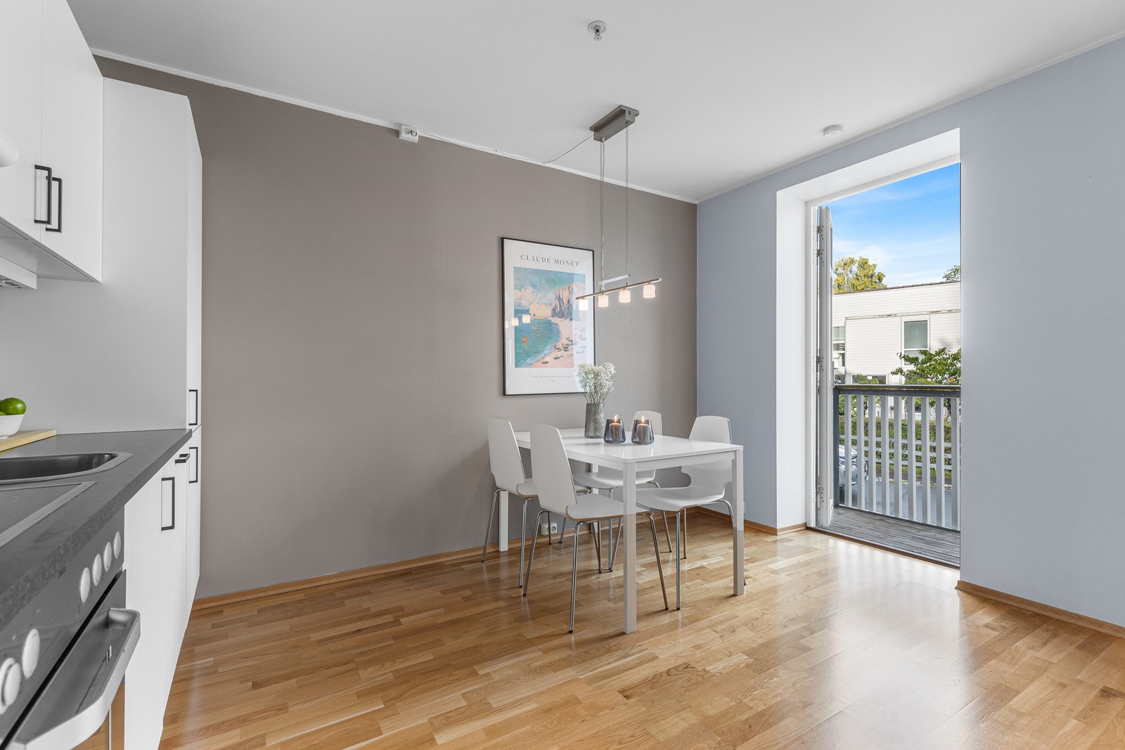 God plass til spisegruppe ved kjøkkenet. Galleribilde