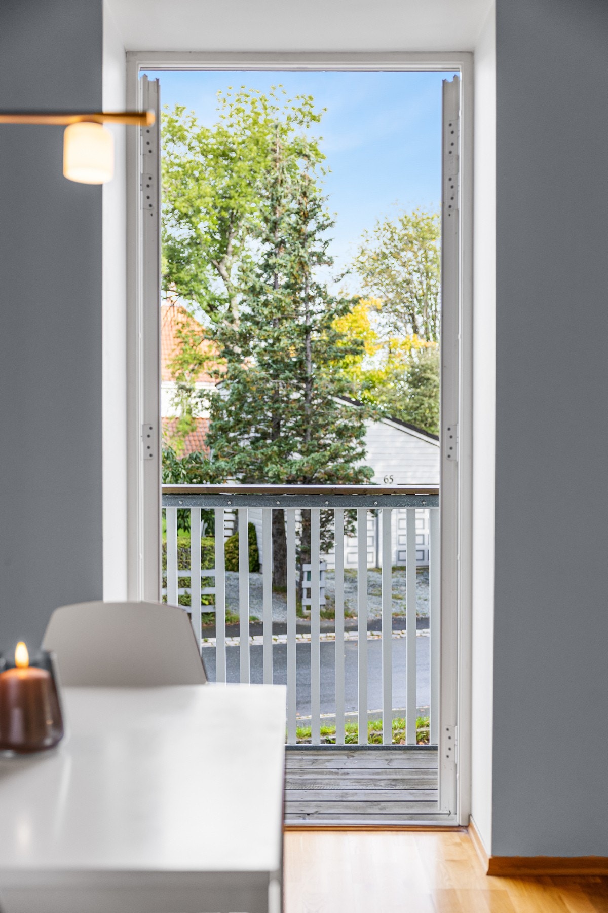 Fra stue/kjøkken er det utgang til balkongen. Galleribilde