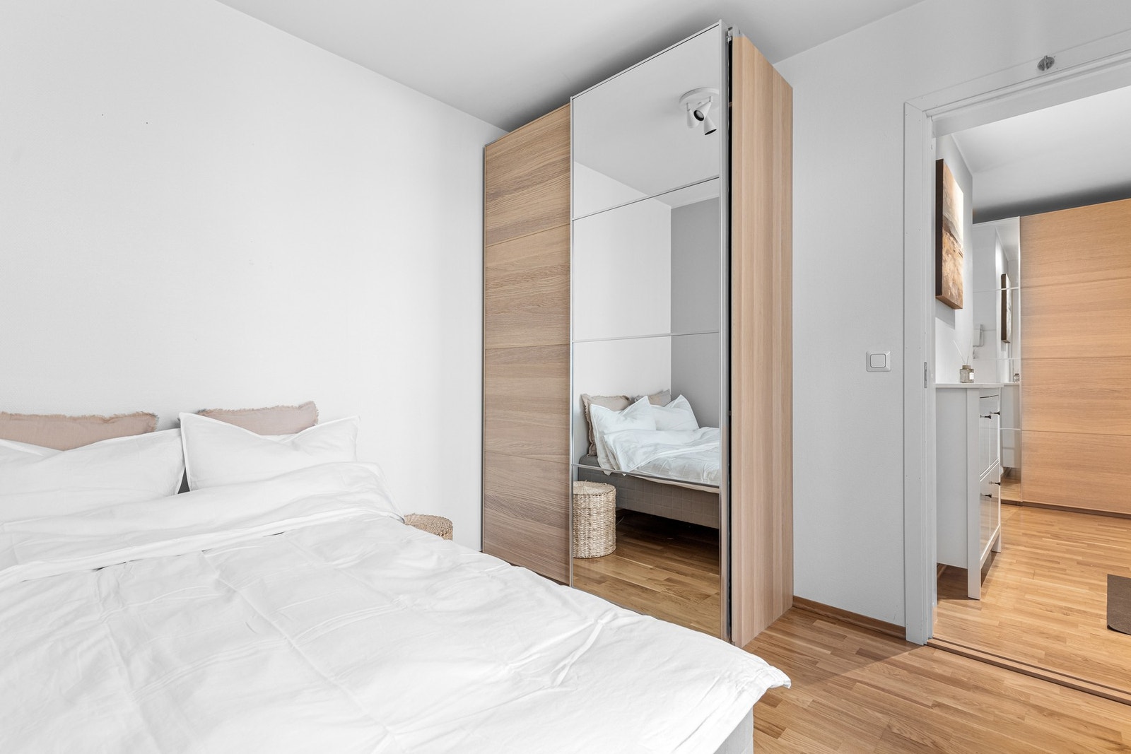 Plass til garderobeskap på soverom, som for øvrig medfølger handelen. Galleribilde