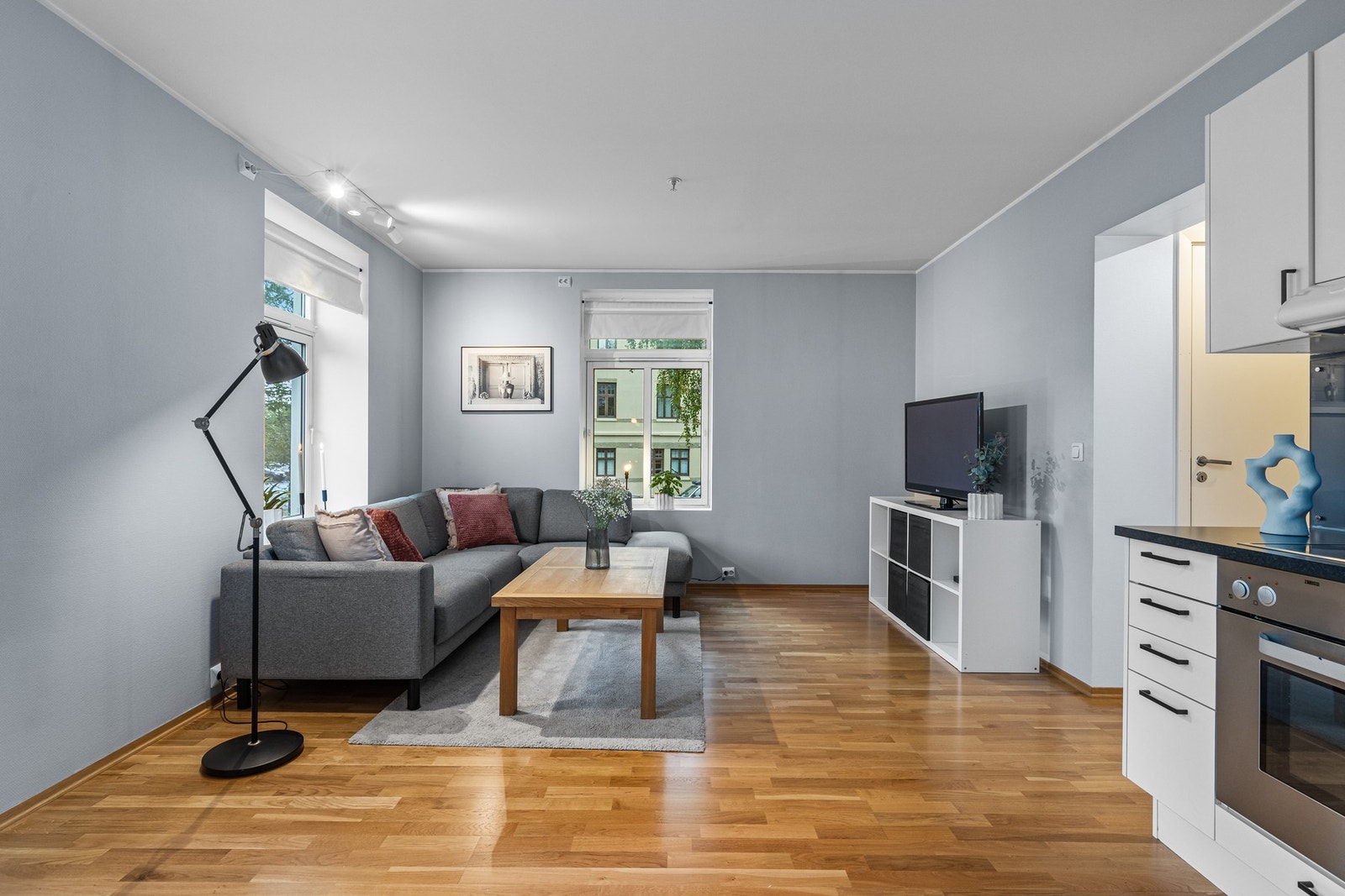 God med naturlig lys samt god takhøyde, gir rommet en romslig følelse. Galleribilde