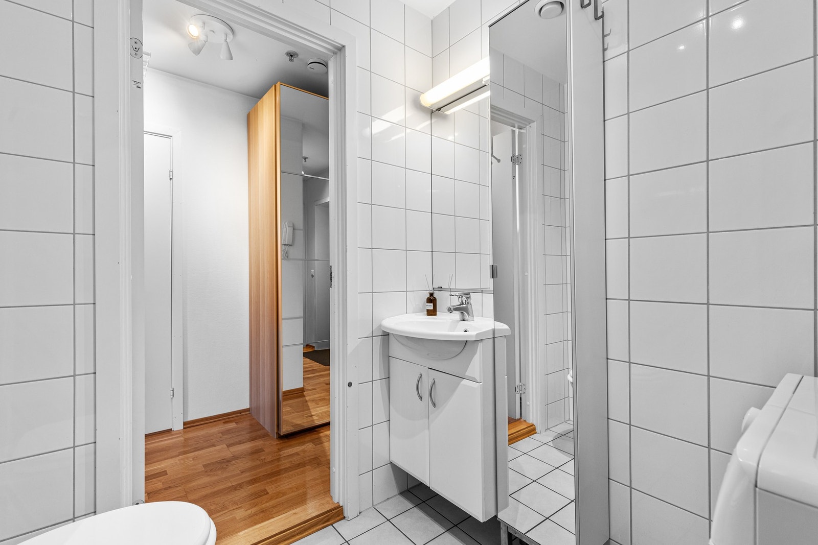 Flislagt bad på 3,3 kvm med varmekabler i gulvet. Galleribilde