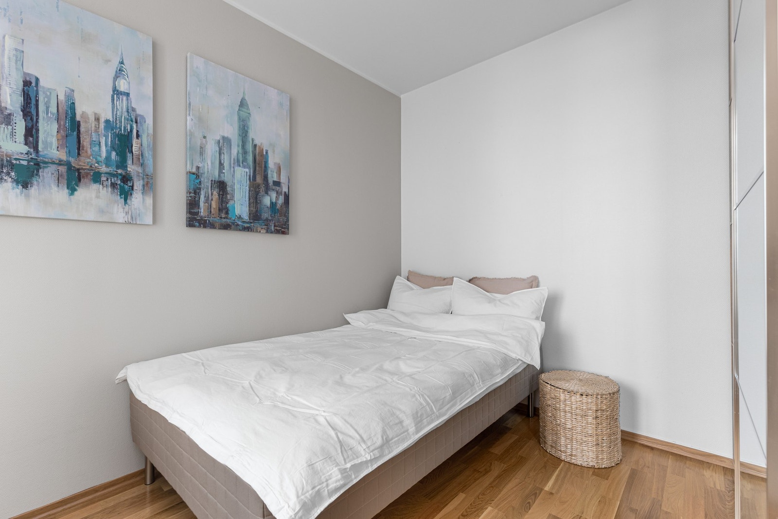 Soverom 1 er på 7,8 kvm. Galleribilde