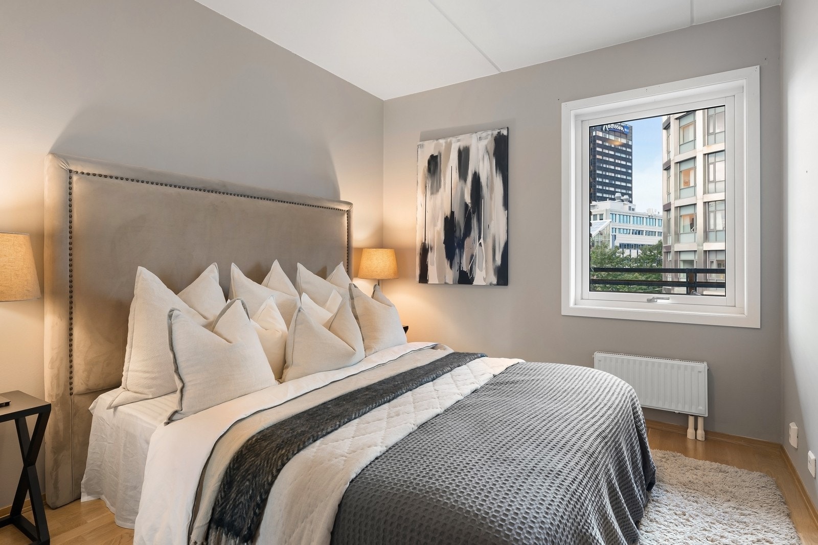 Romslig soverom med skyvedørsgarderobe Galleribilde