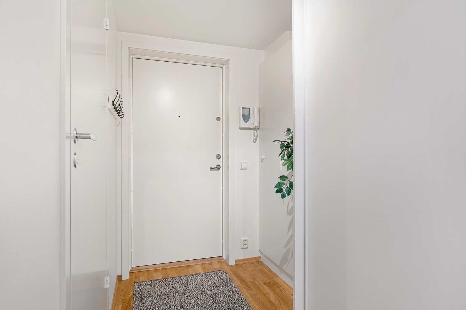 Bak inngangsdøren blir du møtt av en romslig entré med rikelig plass til yttertøy og sko. Galleribilde
