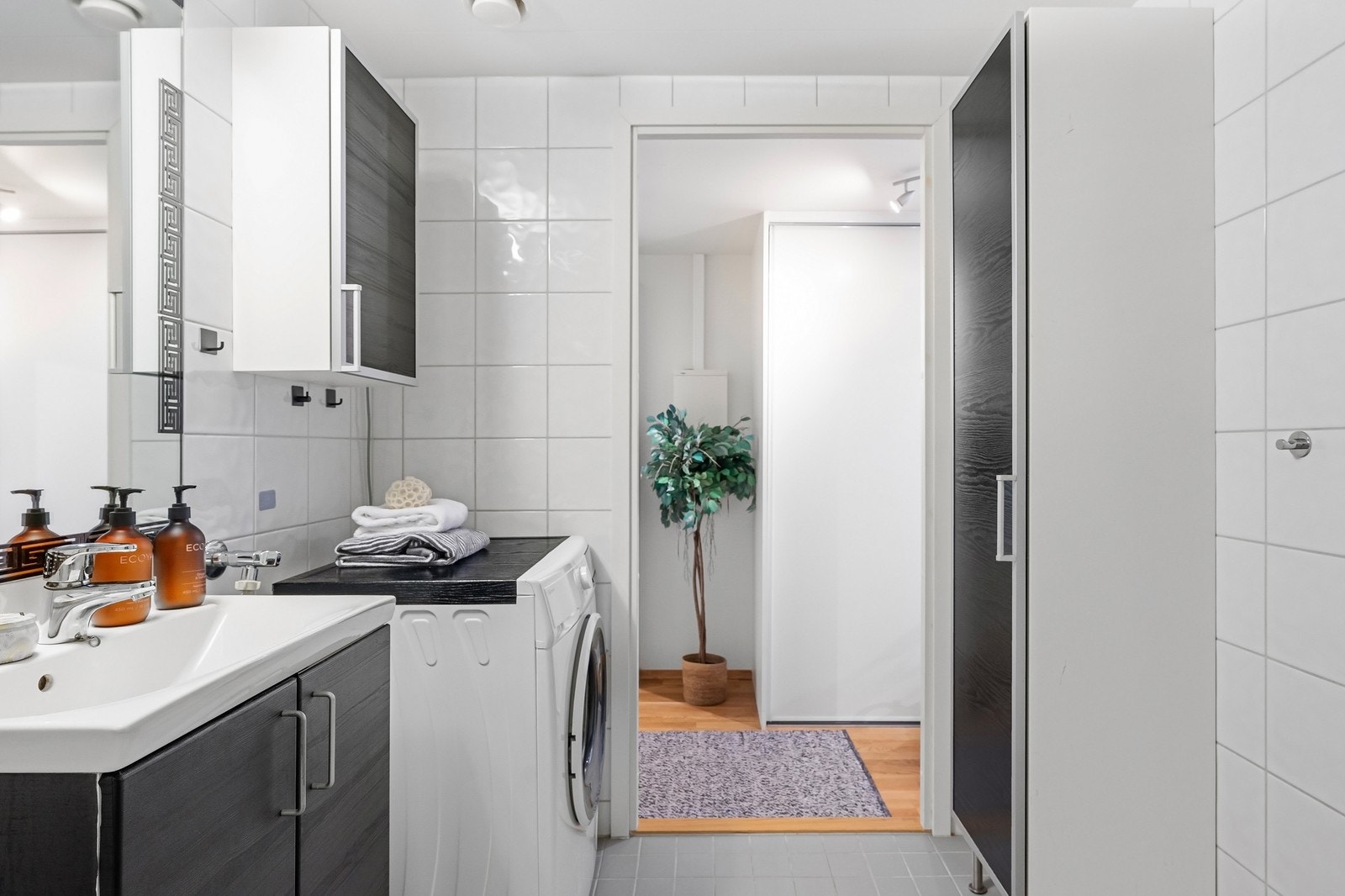 Romseliig bad med opplegg for vaskemaskin. Galleribilde