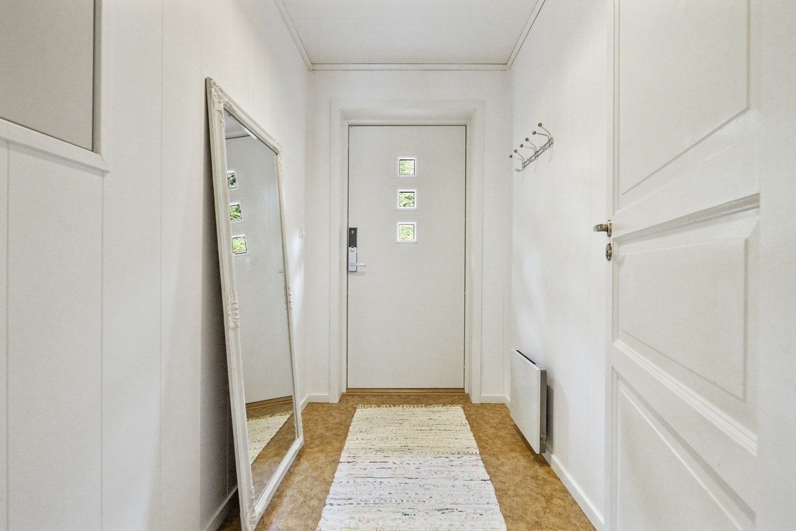 Inngangsparti via trapp eller rampe. Praktisk for eks barnefamilier med barnevogn - Galleribilde