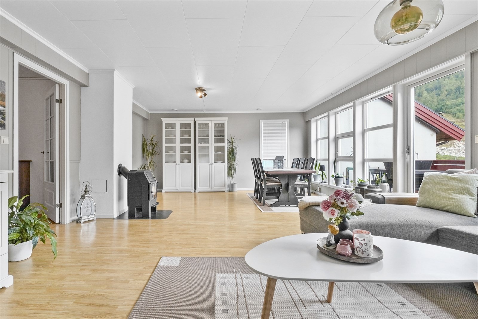 - Svært trivelig stue med god plass og gode vindusflater som gir tilstrekkelig med lysinnslipp - Galleribilde