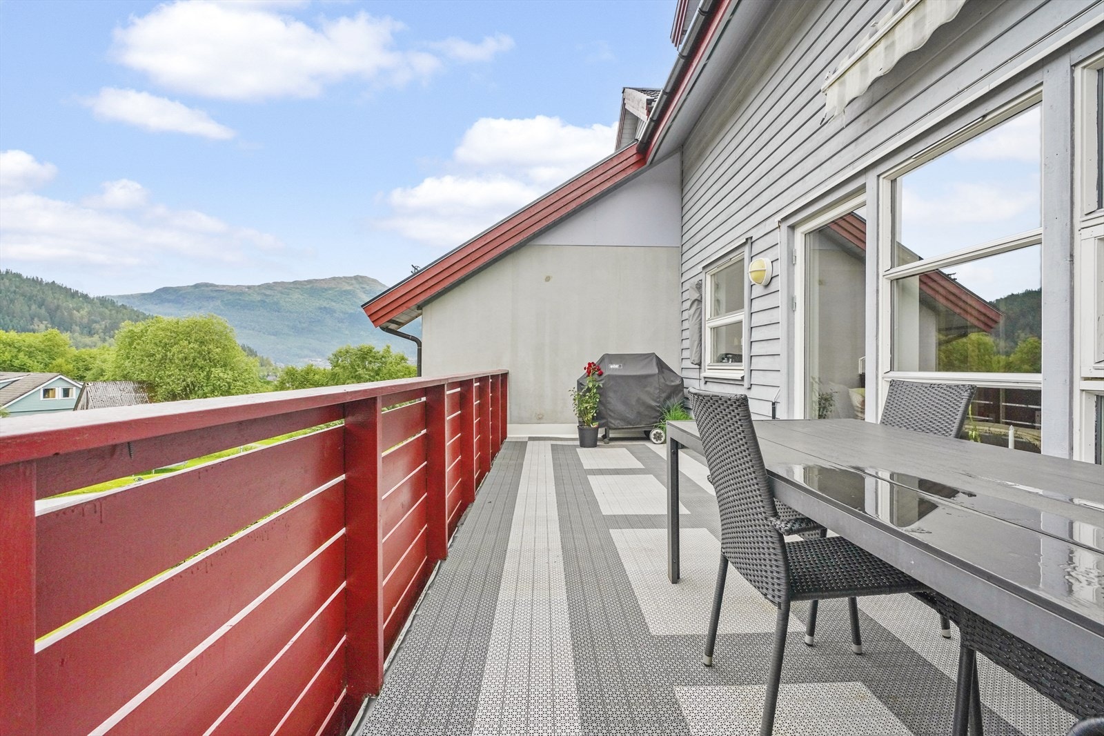 - Balkong på ca. 18 m2 med dag og ettermiddag sol - Galleribilde