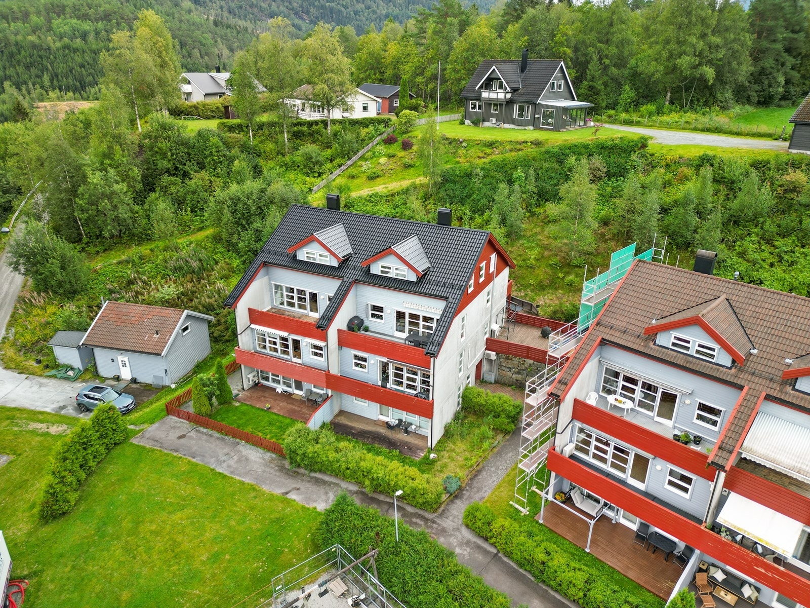 - Borettslaget er i gang med rehabilitering av tak, og er estimert å være ferdig i november 2024 - Galleribilde