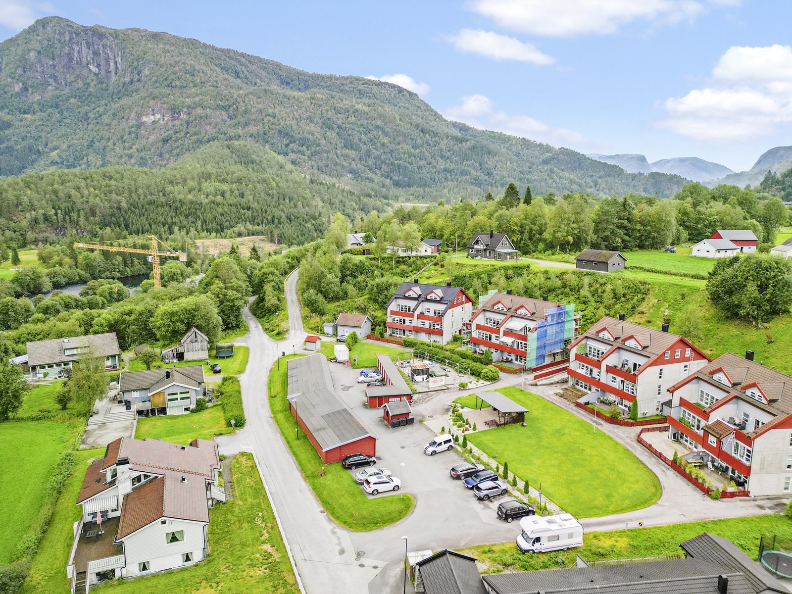 - Fast plass i carport med tilhørende sportsbod. Det er installert el-bil lader som følger med salget - Galleribilde