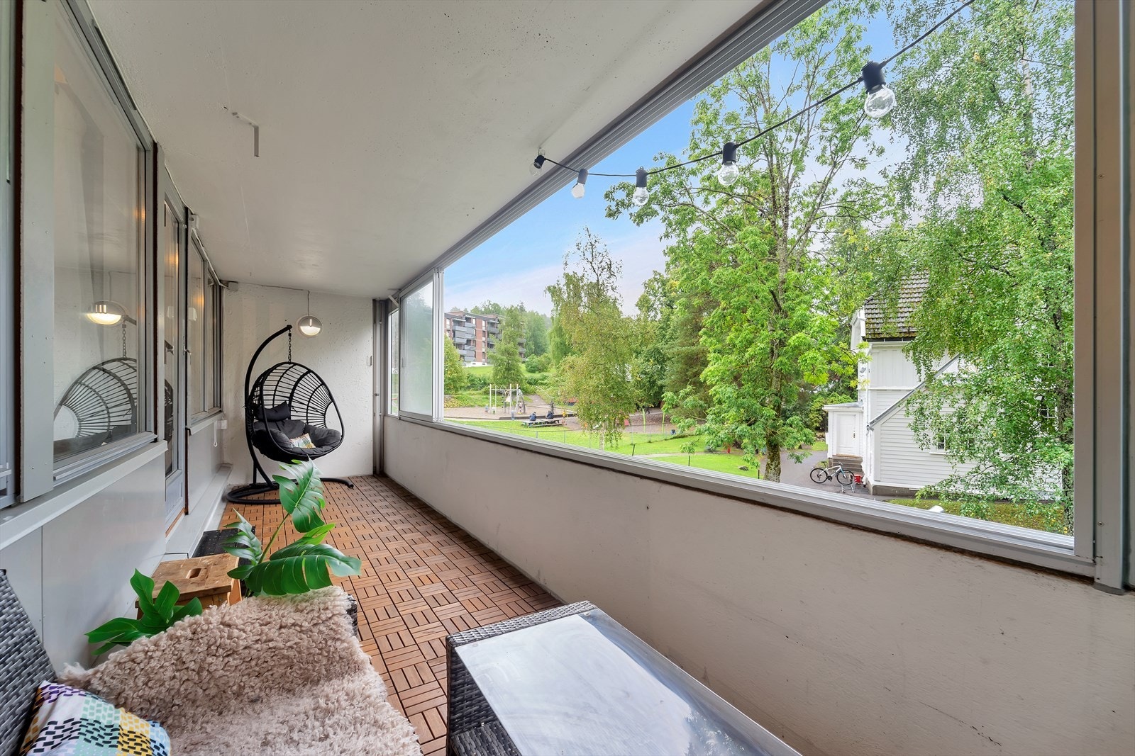 Fra stuen er det utgang til en meget hyggelig sydvendt innglasset balkong på hele 12,5m² med tremmegulv, belysning og strømuttak. Galleribilde