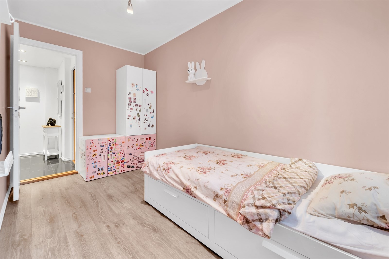 Soverom 3 med laminat på gulv, malte slette vegger og malt tak. Galleribilde