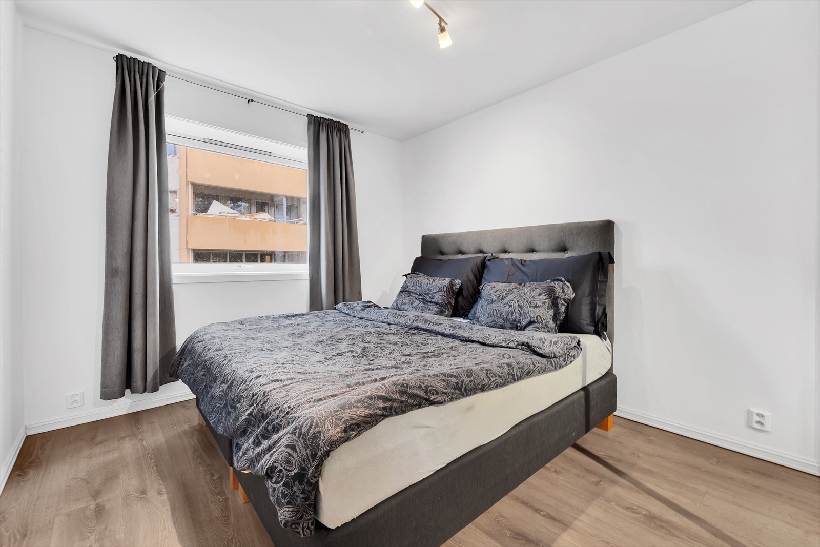 Soverom I. Plass for seng, nattbord, garderobeskap eller annen oppbevaringsmøbel. Galleribilde