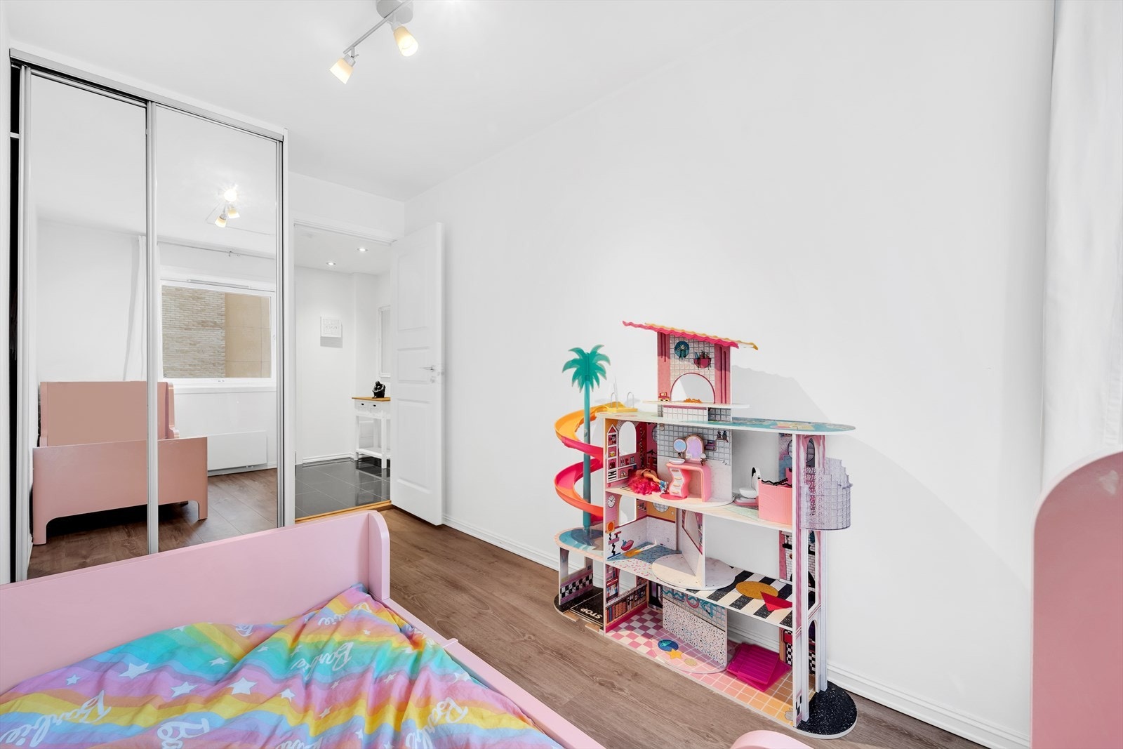 Soverom 2 med plass for seng, nattbord og garderobeskap. Kan også brukes som eventuelt kontor eller etter andre ønsker. Galleribilde