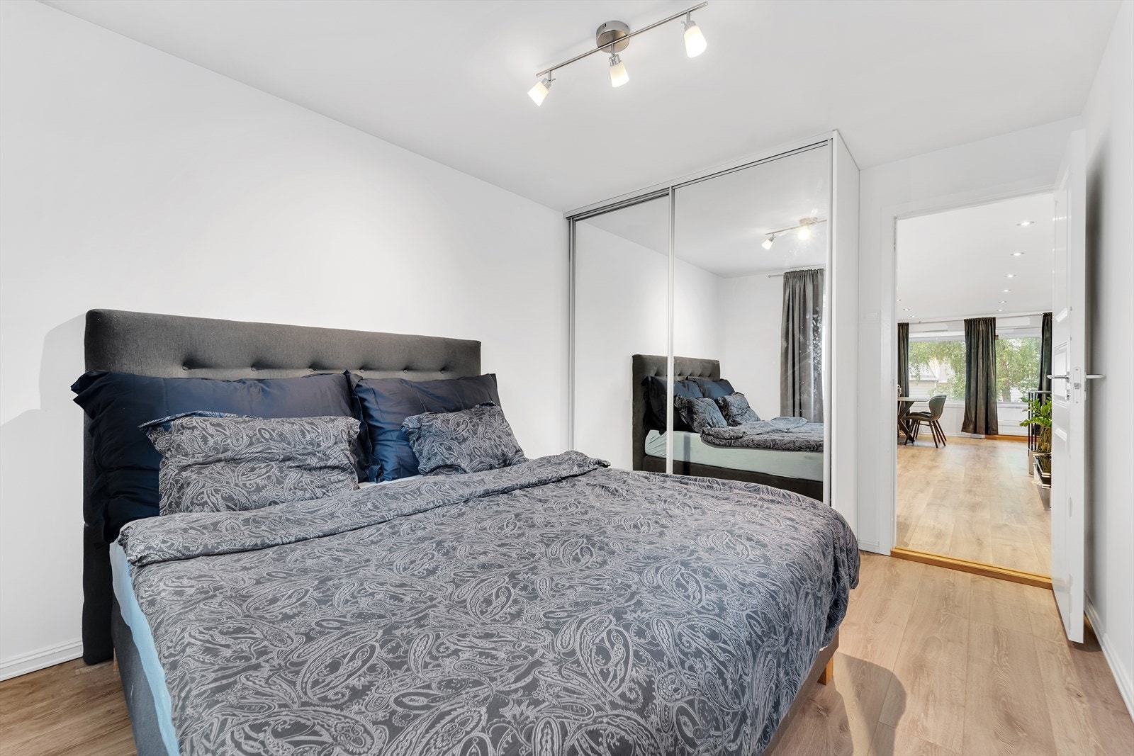 Garderobeskap med god plass til oppbevaring. Laminat på gulv, malte slette vegger og malt tak. Galleribilde