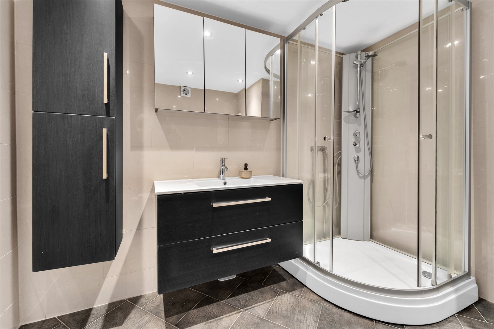 Oppusset bad fra 2017 med nye overflater, membranløsning, røropplegg, innredning og sanitærutstyr. Galleribilde