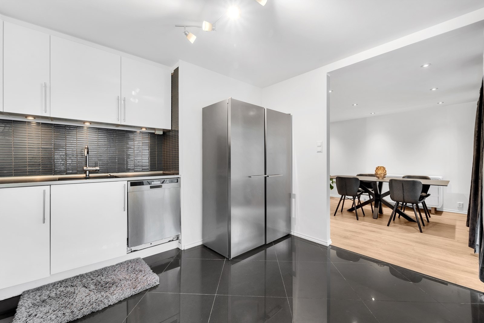 Stort og godt utnyttet kjøkken med fliser på gulv, malte slette vegger og malt tak. Galleribilde