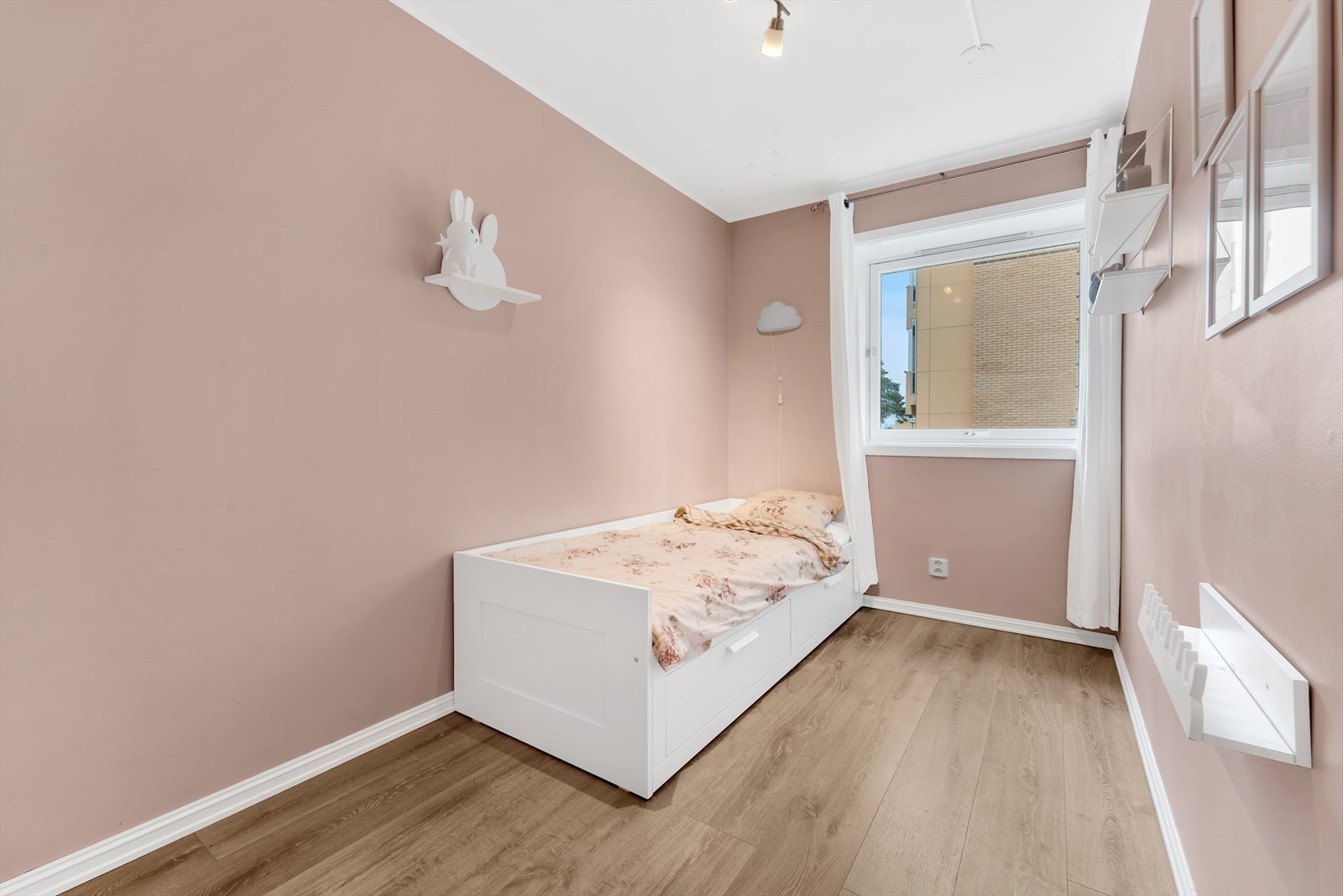 Soverom 3 med plass for seng, nattbord og oppbevarings muligheter. Kan også brukes som eventuelt kontor eller etter andre ønsker. Galleribilde