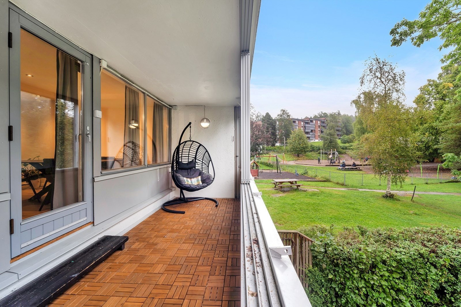 Fra stuen er det utgang til en meget hyggelig sydvendt innglasset balkong på hele 12,5m² med tremmegulv, belysning og strømuttak. Galleribilde