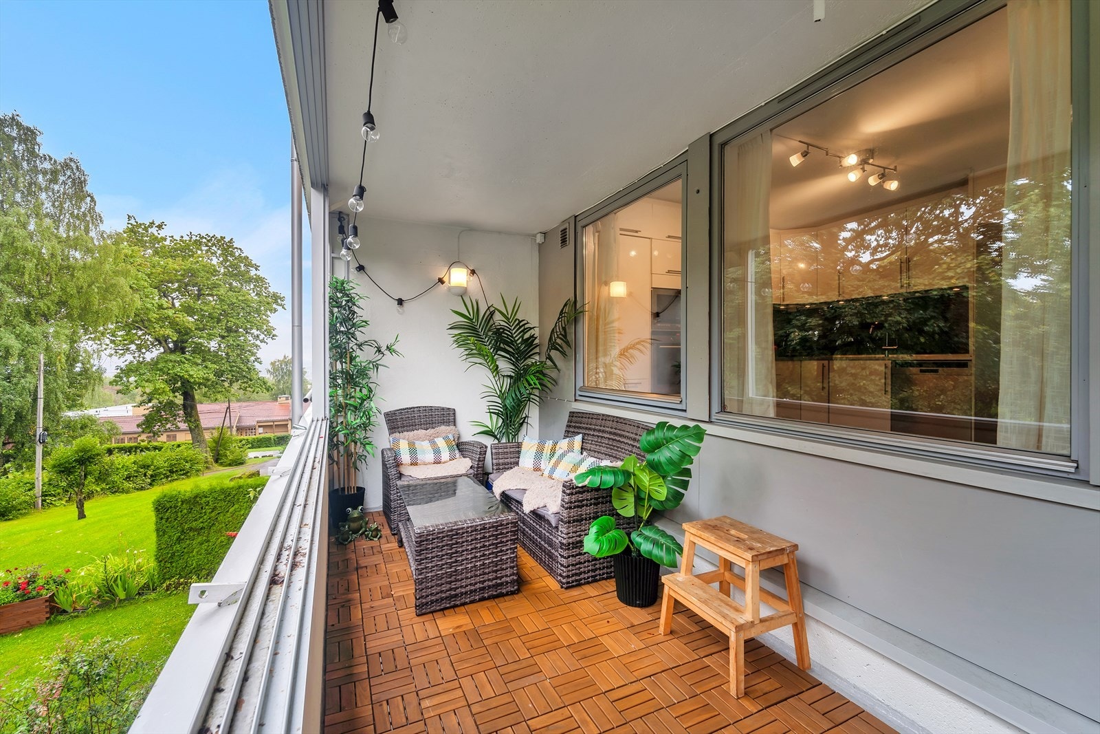 Den koselige balkongen har tremmegulv, belysning og strømuttak. Galleribilde