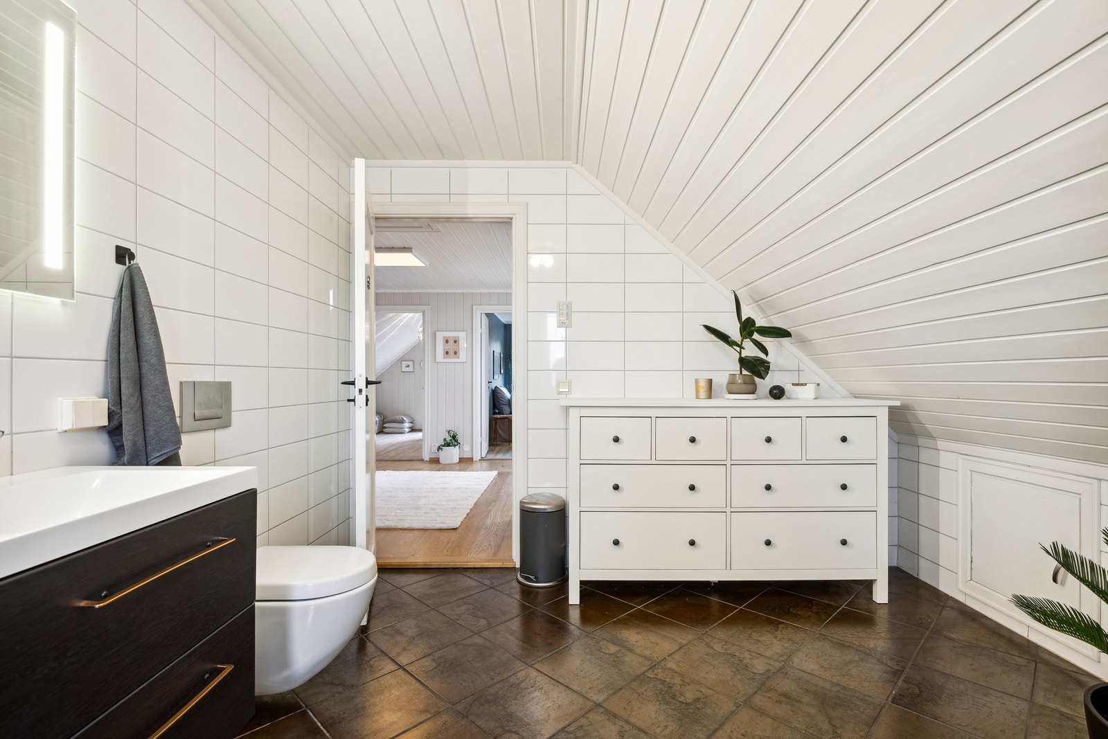 Bad - Det praktiske går igjen også her, med skittentøysjakt ned til vaskerommet i 1. etasje Galleribilde