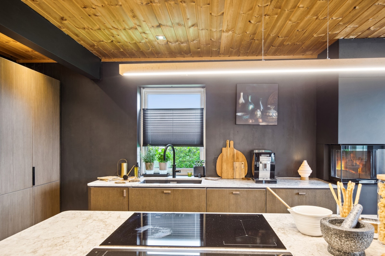 Det ble i 2022 etablert ny utvendig pipe med peisovn på kjøkkenet. Galleribilde