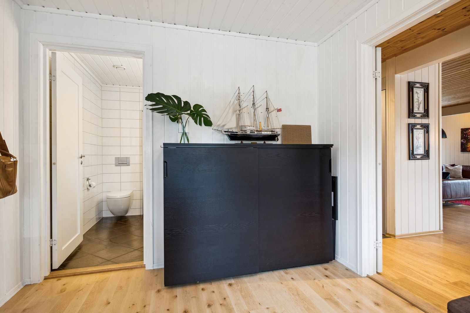 Soverom i 1. etasje med eget bad Galleribilde