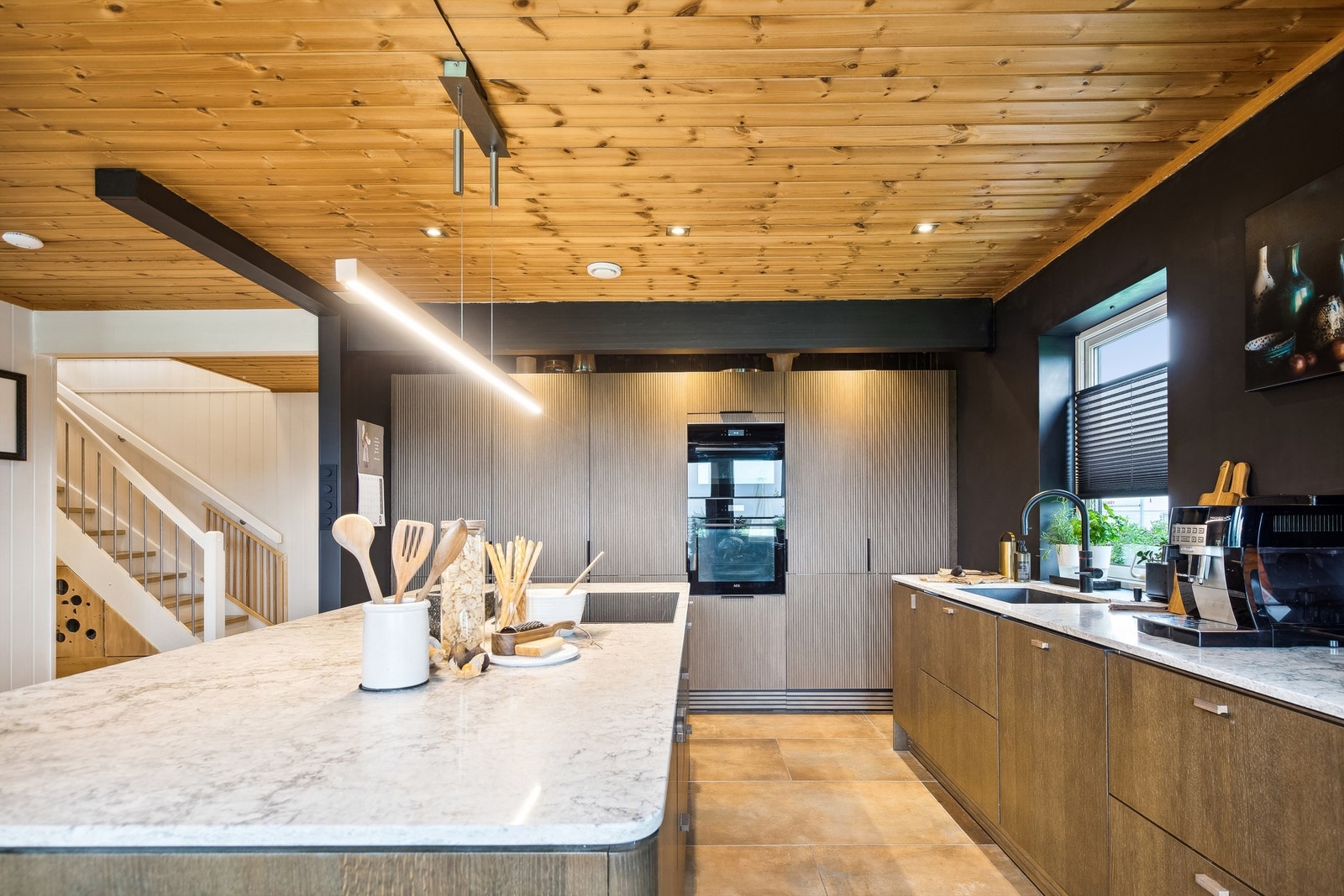 Kjøkkenet har innredning med glatte finerte fronter. Kjøkkenventilator i platetopp av type kullfilter. Galleribilde