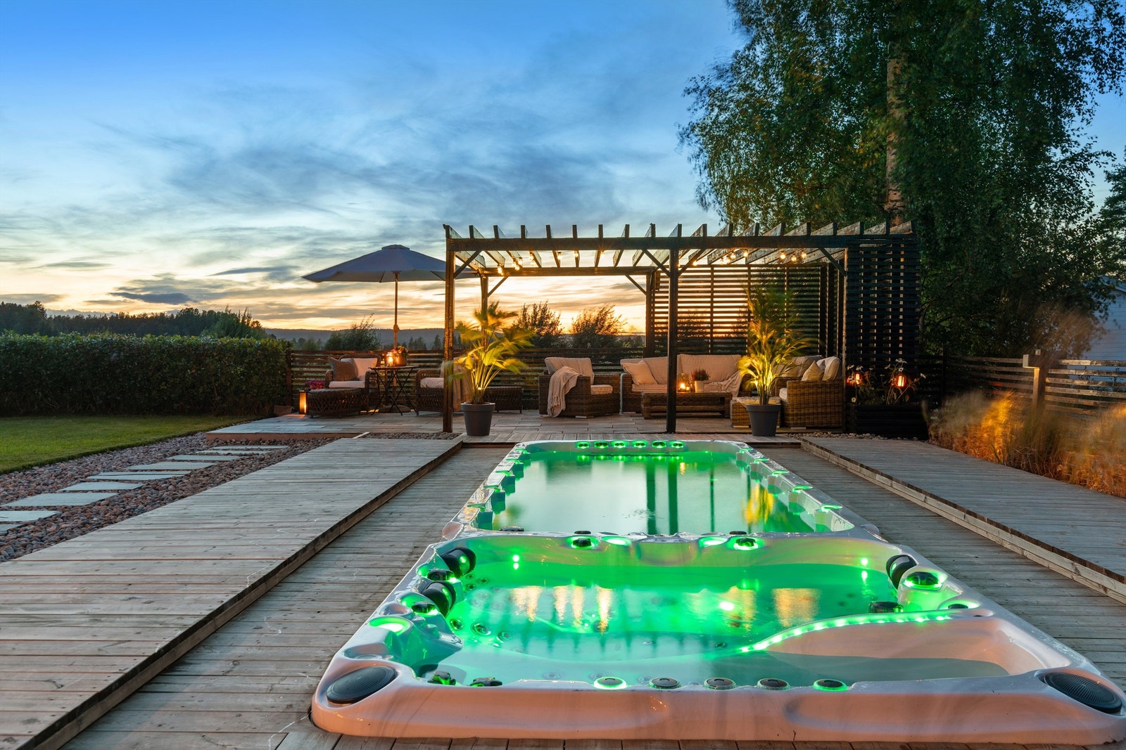 En fantastisk uteplass med svømmebasseng og jacuzzi, pergola og vakker utsikt. Galleribilde