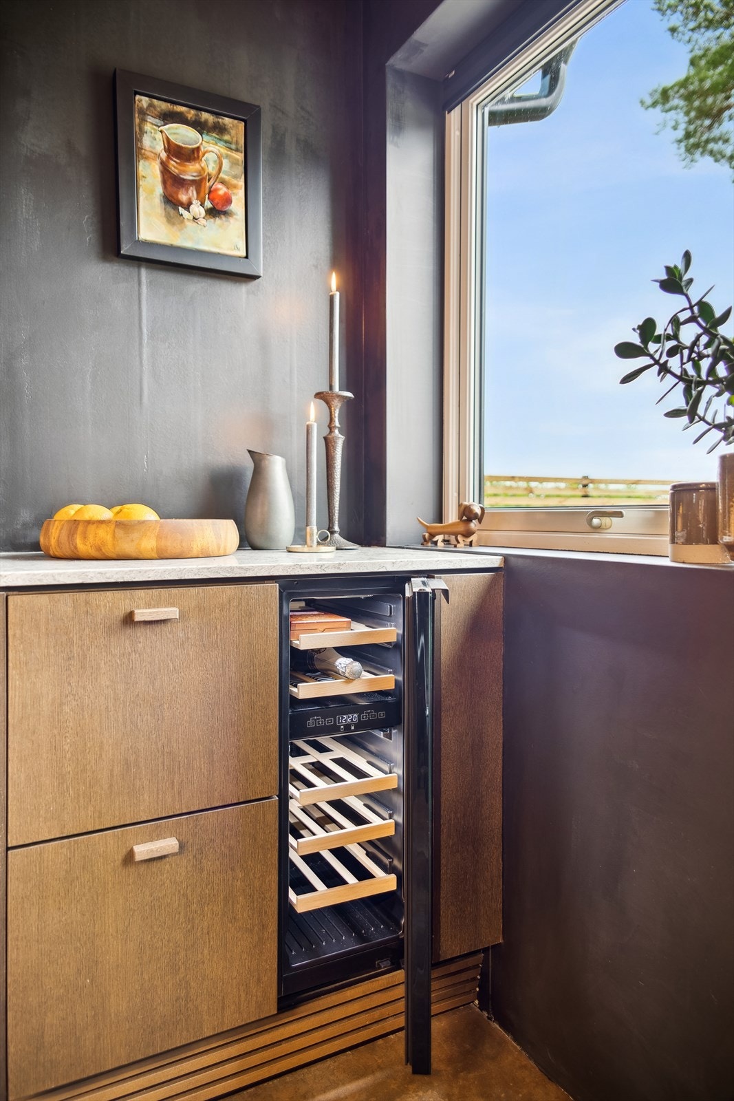 Integrert vinskap - perfekte detaljer og flott utsikt. En harmonisk kombinasjon av funksjonalitet og estetikk. Galleribilde