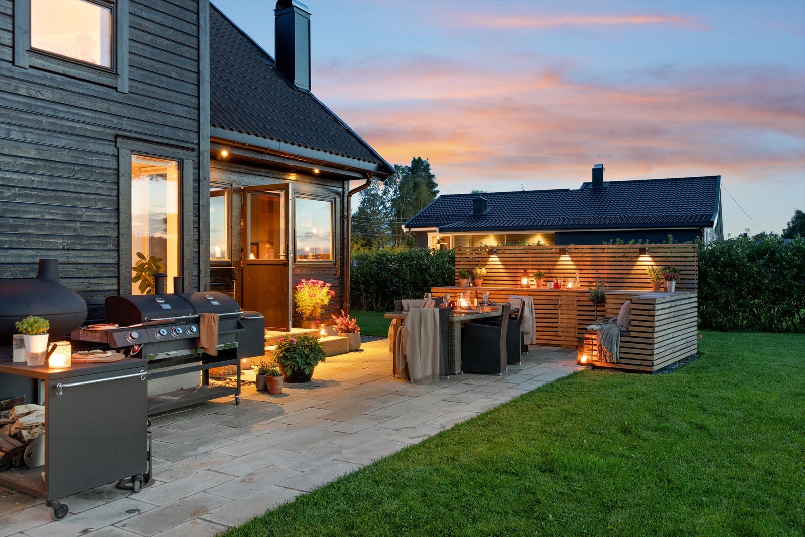 Moderne uteområde med utekjøkken og god plass til grill og sittegruppe Galleribilde