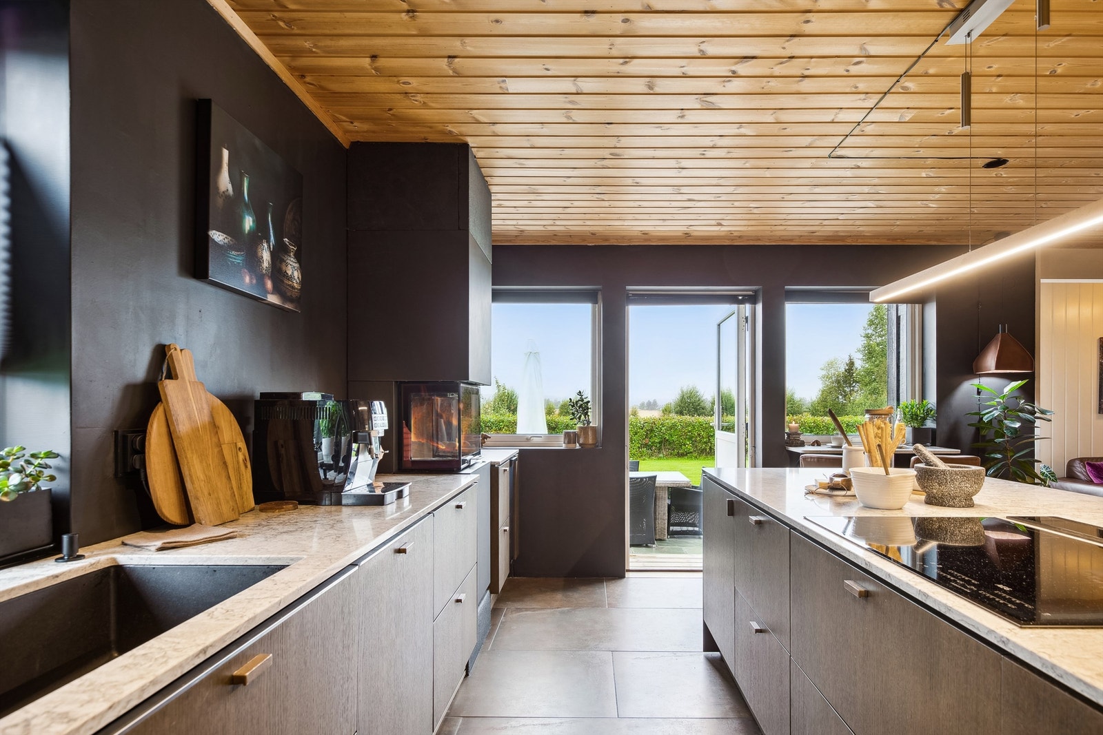 Fra kjøkkenet er det utgang til hagen. Galleribilde