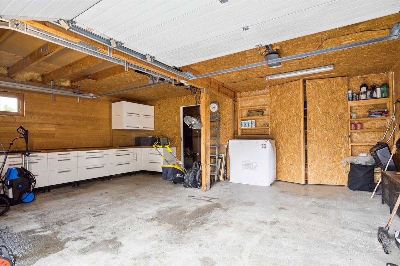 Ryddig og romslig garasje med god oppbevaringsplass Galleribilde