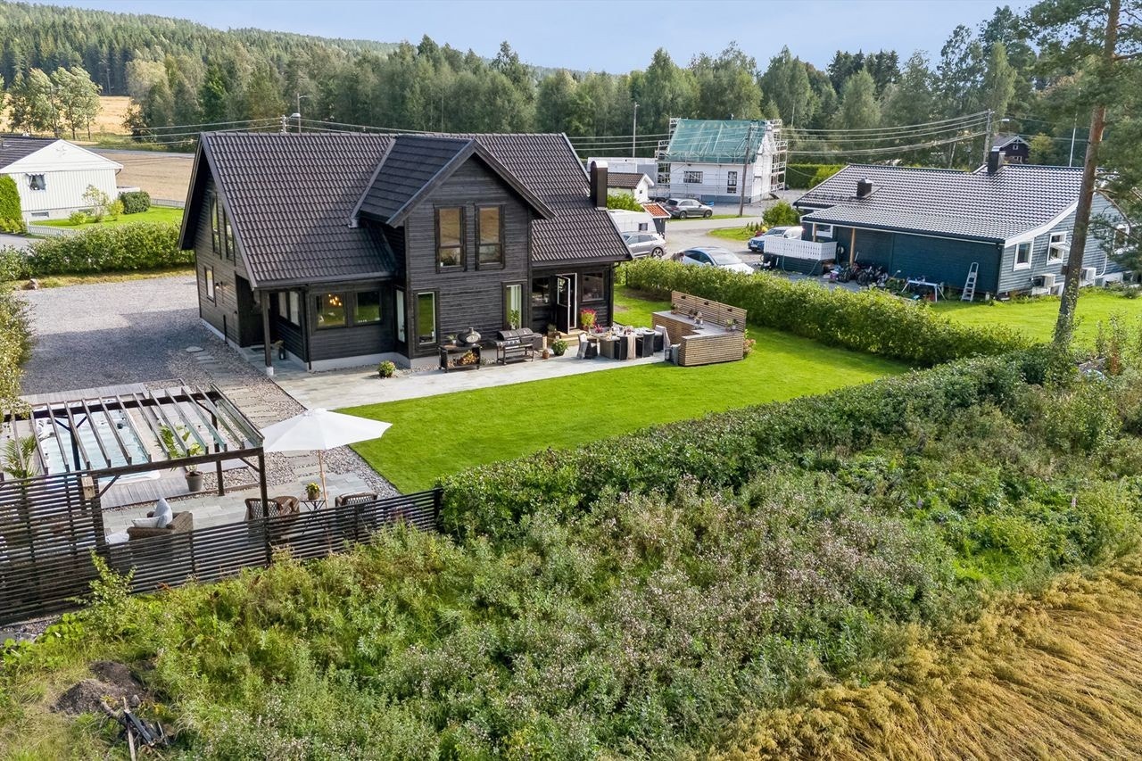 En idyllisk enebolig i landlige omgivelser. Stor hage, dobbelgarasje og basseng. Kun 300 meter til Framtun barneskole! Galleribilde