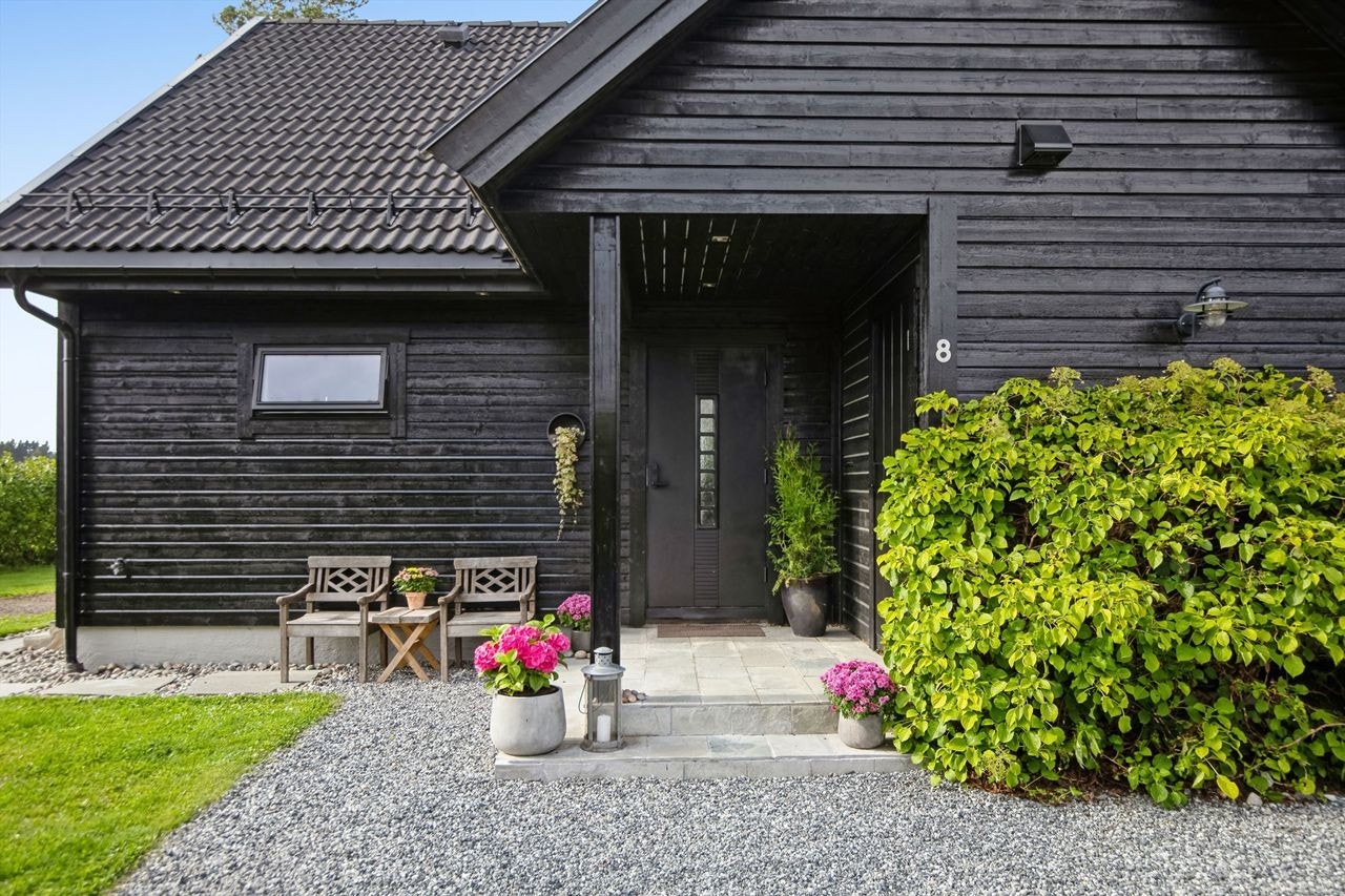 En perfekt familiebolig med hele 5 soverom og 2 bad. Her ønskes du velkommen inn via et overbygd inngangsparti. Galleribilde